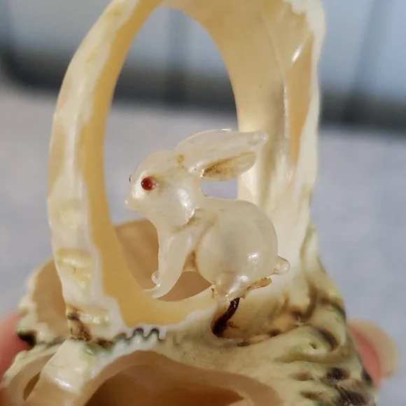 Carved Seashell with Rabbit - Picture 3 of 15